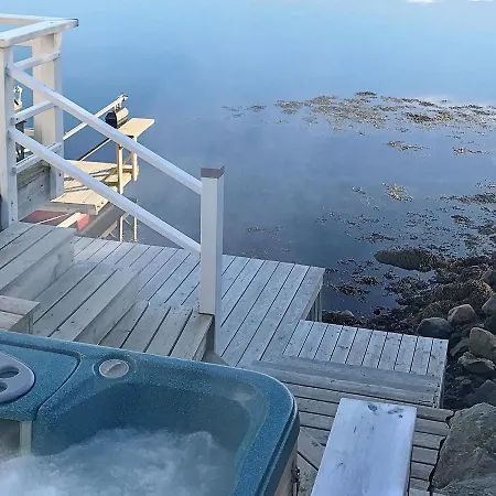Three-bedroom Holiday In Titran Nyaraló Kjellsund