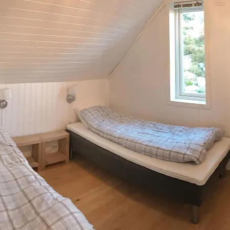 Three-bedroom Holiday In Titran Kjellsund