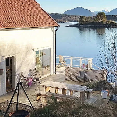 Three-bedroom Holiday In Titran Nyaraló