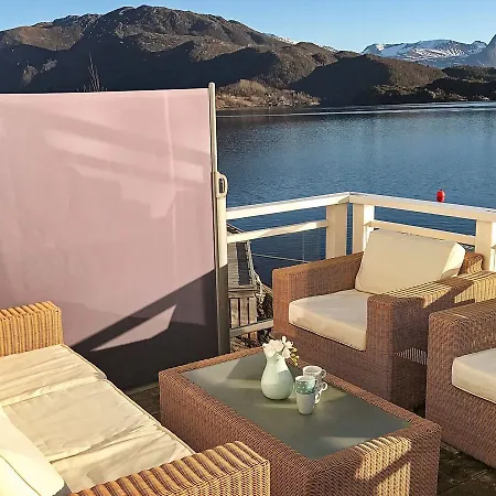 Nyaraló Three-bedroom Holiday In Titran Kjellsund