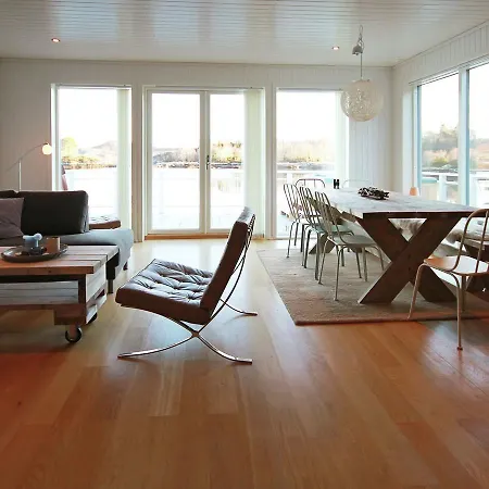 Nyaraló Three-bedroom Holiday In Titran Kjellsund